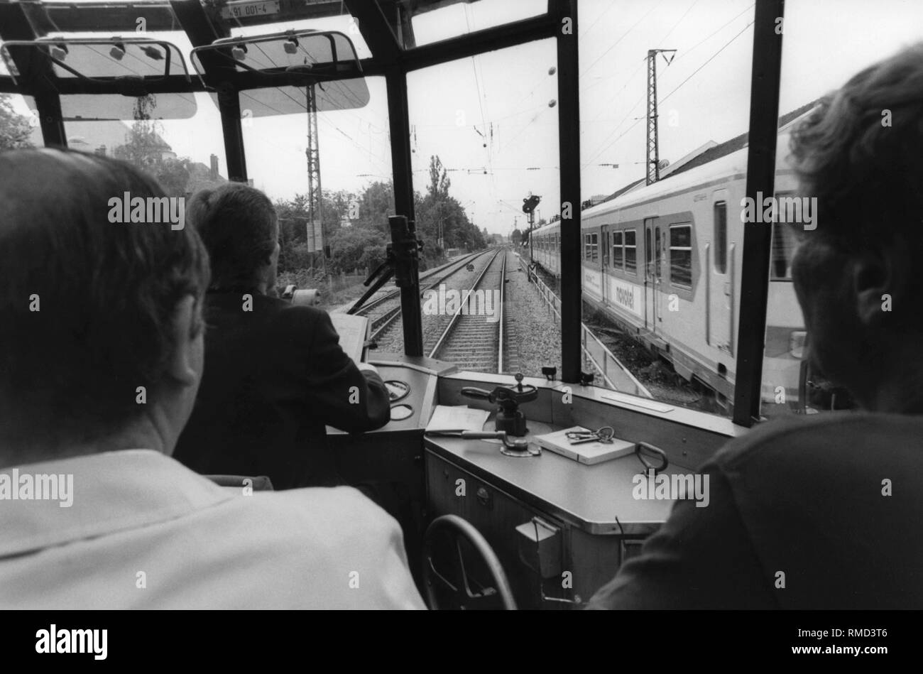 Blick von der "gläserne Zug". Auf dem Strang ist eine S-Bahn. Stockfoto