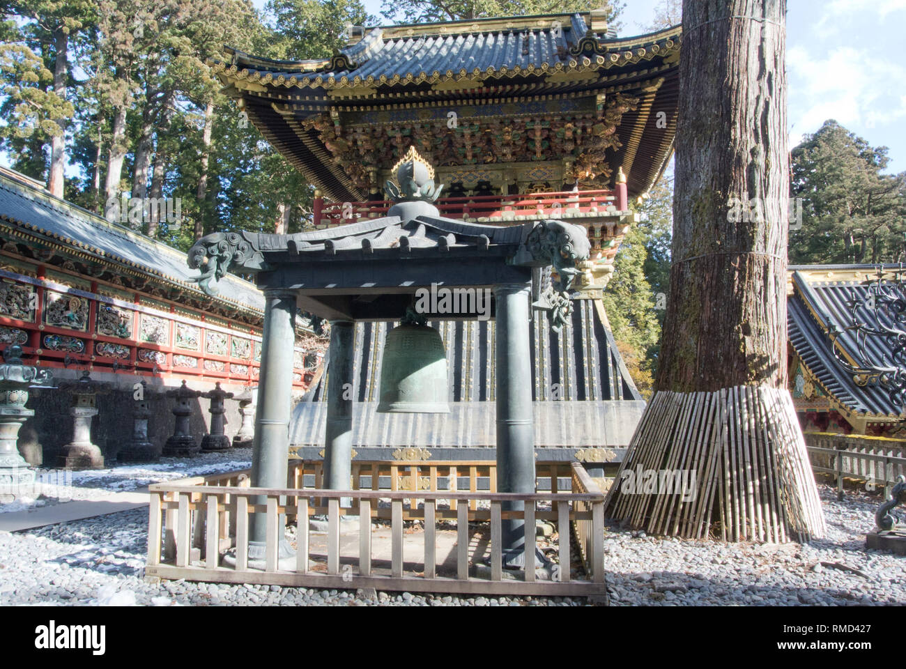 Die Glocke und der Glockenturm außerhalb der wichtigsten Heiligtum Gebäude, Tosho-gu, Nikko, Japan Stockfoto