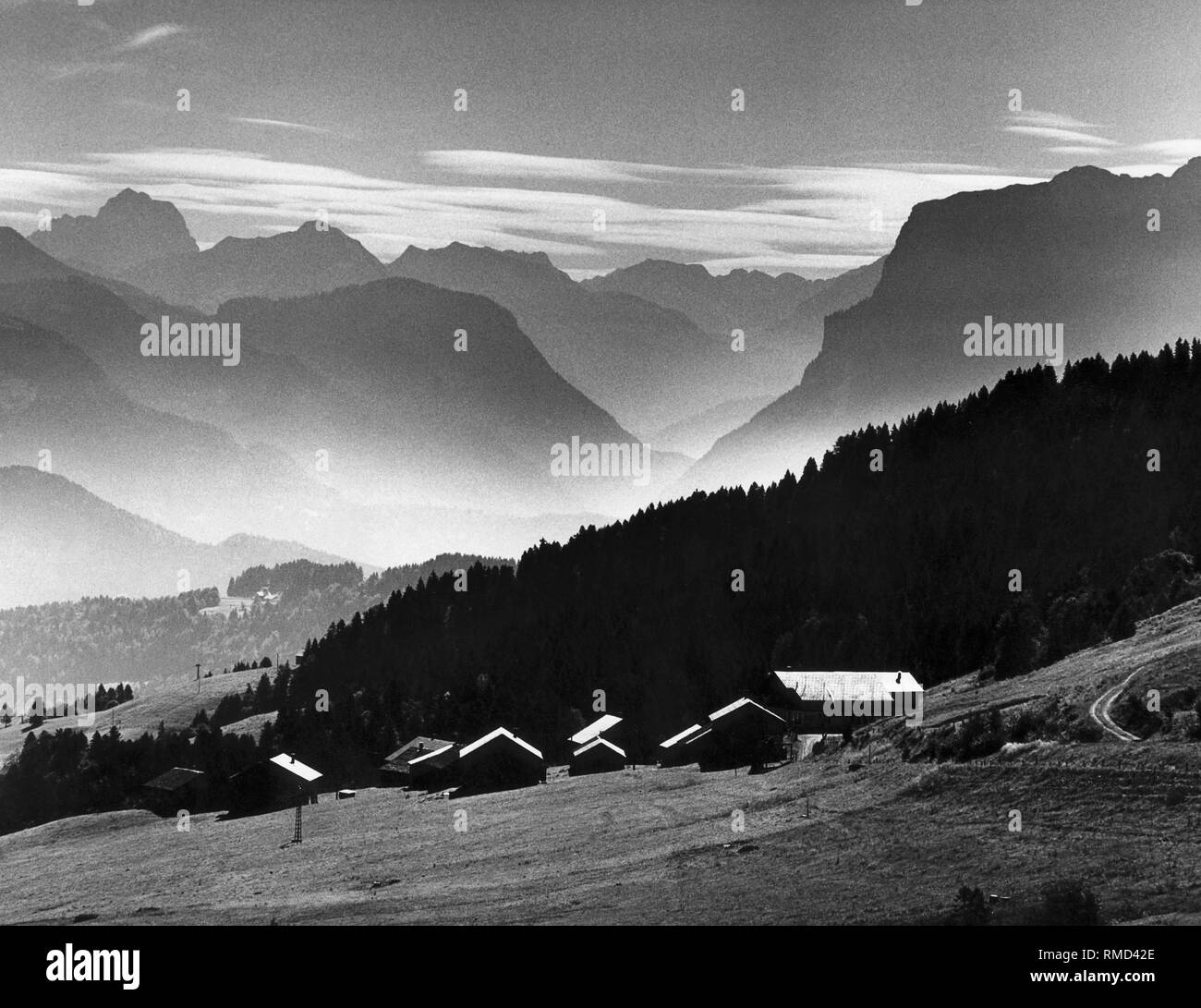 Blick auf das Bergpanorama der Bregenzer Wald aus dem Boedele, vom Widderstein (links) auf die kanisfluh (rechts). Stockfoto