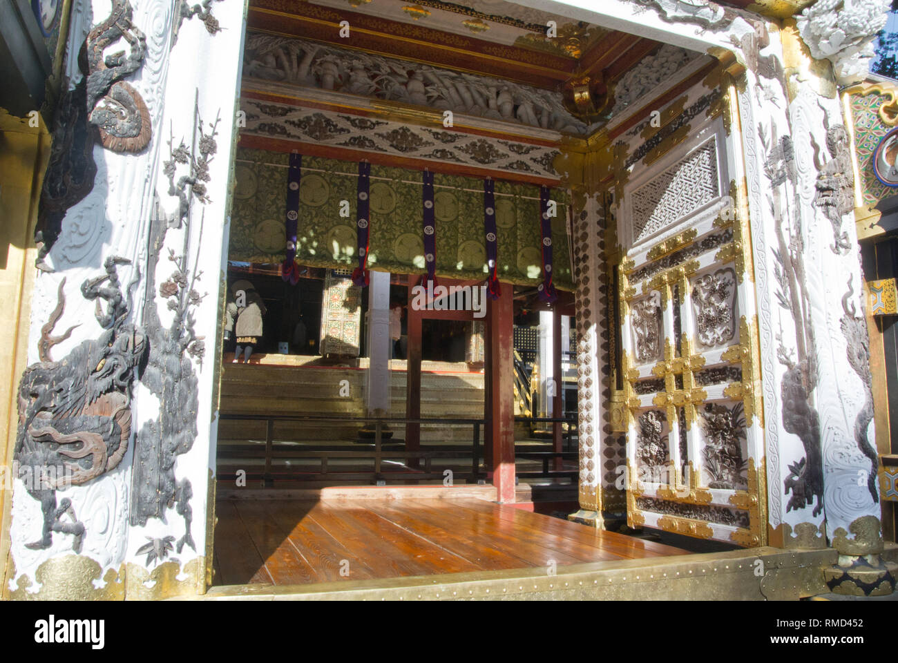 Geschnitzte relief Drachen auf die reich verzierten Eingang zu den wichtigsten Gebet Hall (Haiden), Tosho-gu, Nikko, Japan Stockfoto