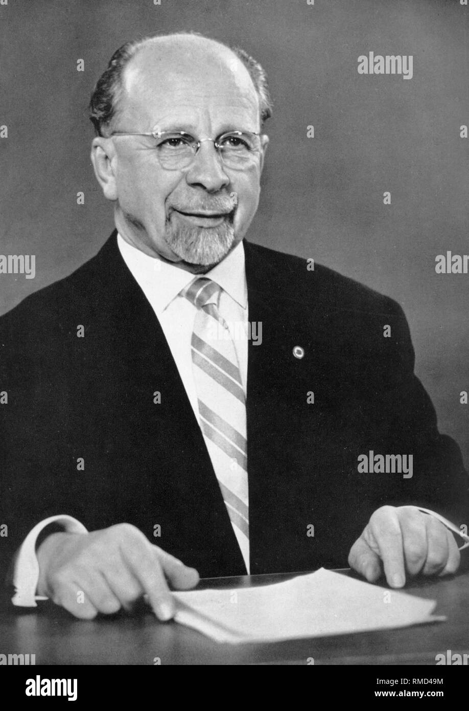 Walter Ulbricht (30.06.1893 - 01.08.1973) Vorsitzender des Staatsrates der DDR. Ulbricht bittet die Bürger der DDR in einer im Fernsehen übertragenen Rede am 4. April 1968, für die neue Verfassung der DDR bei der Volksabstimmung am 6. April 1968 zu stimmen. Stockfoto