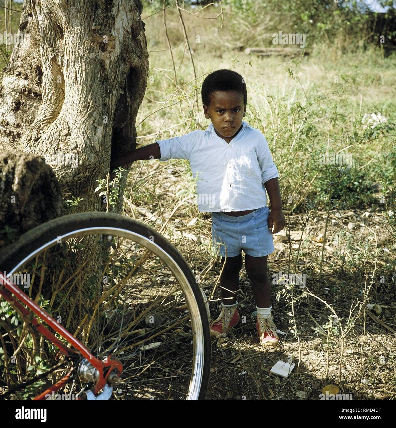 Einen kleinen kubanischen Jungen blickt ernst in die Kamera. Stockfoto