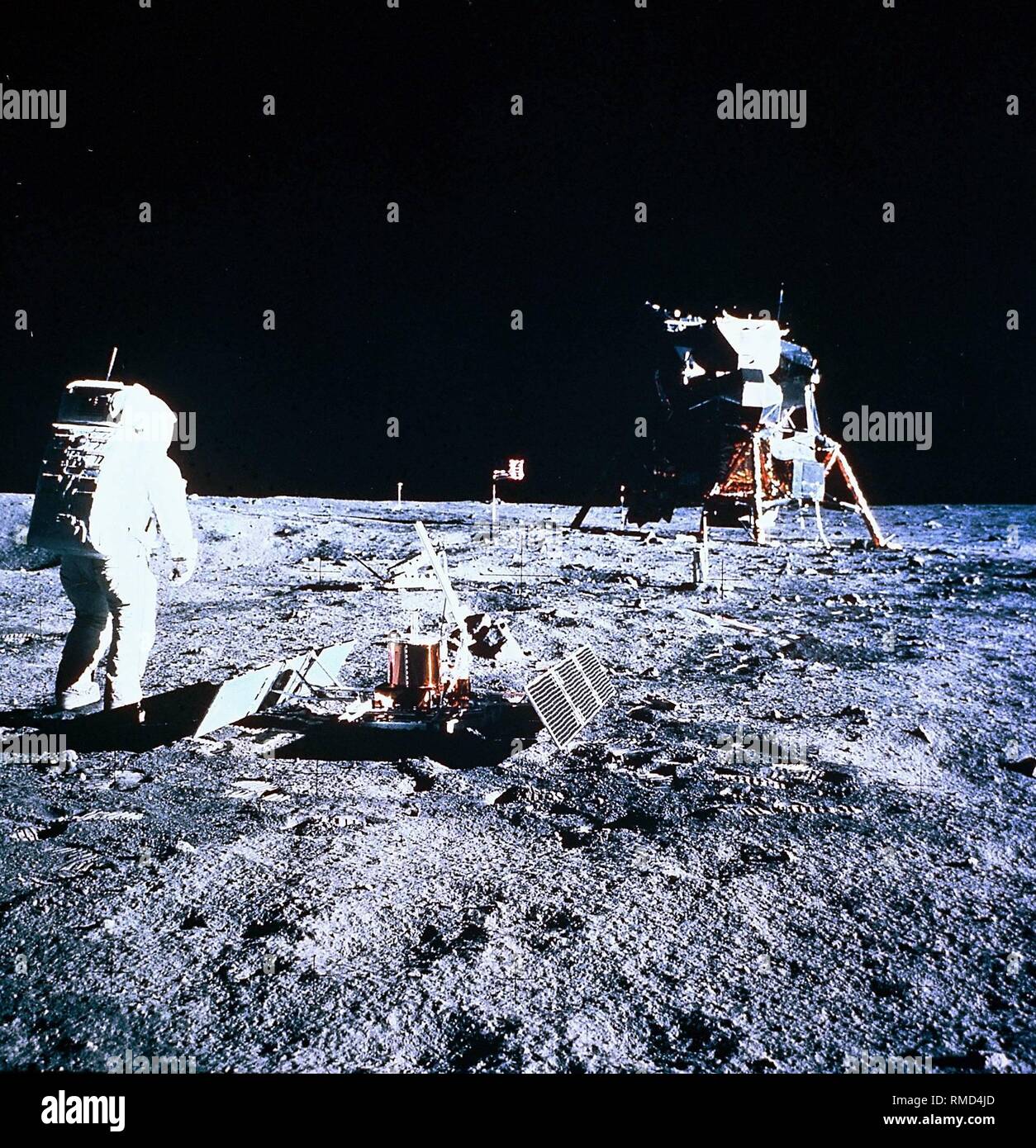 Edwin "Buzz" Aldrin, der zweite Mann auf dem Mond und Kommandant der Apollo 11 Lunar Module 'Eagle' vor der Landung Modul, der Seismograph, der US-Flagge und die TV-Kameras. Stockfoto