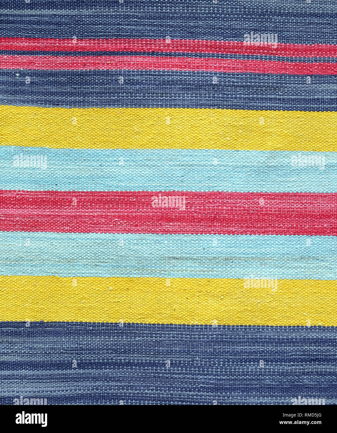 Tuch texturierte Gewirke bunt horizontale Streifen als Hintergrund vertikale Ansicht von vorne Stockfoto