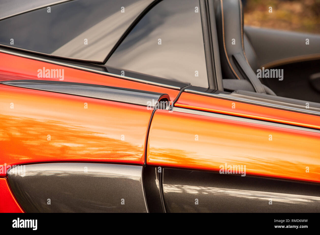 Nahaufnahme von einem hellen orange Karosserie Panel auf einem luxuriösen Sportwagen Stockfoto