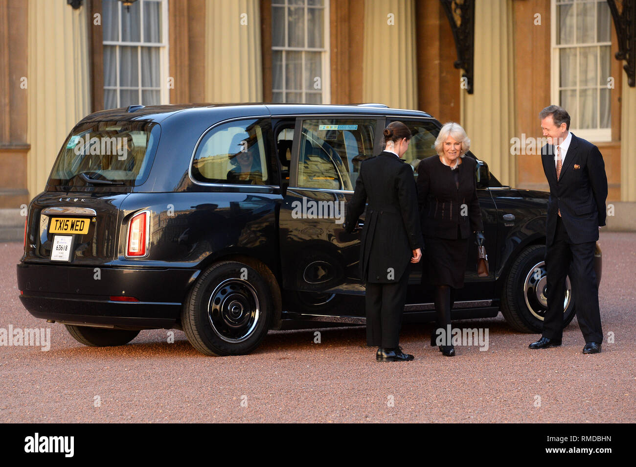 Die Herzogin von Cornwall kommt in ein low emission Taxi als Sie Hosts einen Empfang für die Londoner Taxi DriversÕ Nächstenliebe für Kinder am Buckingham Palace in London. Stockfoto