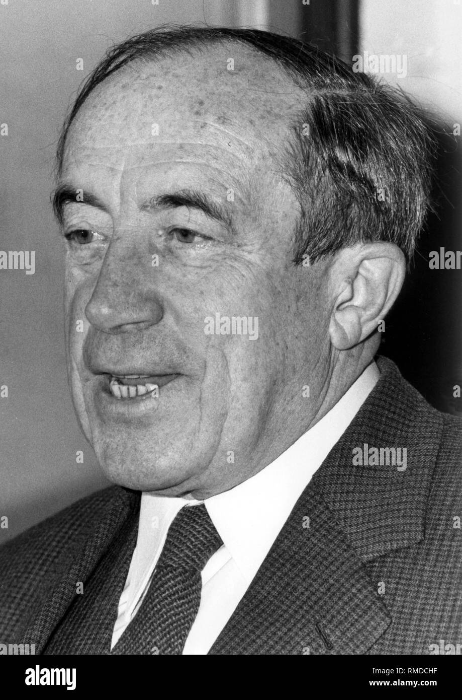 Werner Dollinger - * 10.10.1918, einer bayerischen CSU-Politiker und Bundesminister in einer Sitzung der CDU/CSU-Bundestagsfraktion am 12.01.1983 im Reichstag in Berlin. Stockfoto