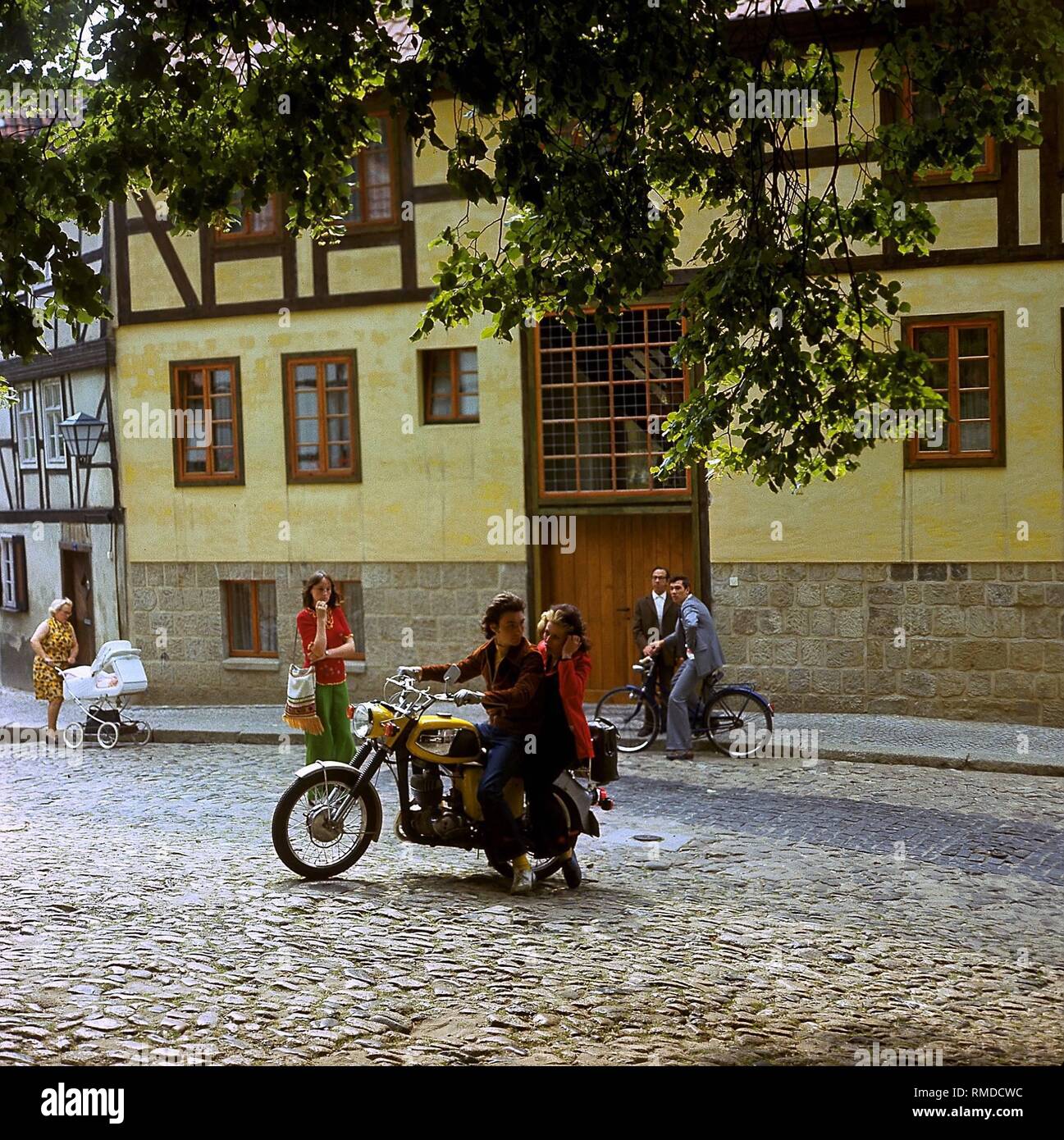Alltägliche Szene vor einem restaurierten Wohnhaus auf Schlossberg in Quedlinburg. Stockfoto