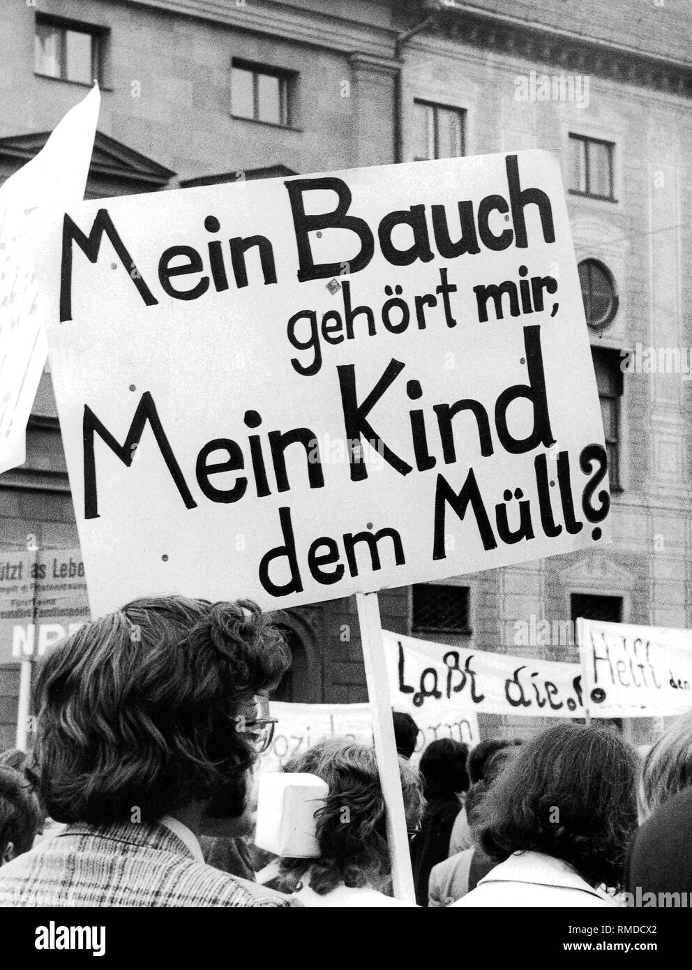 Demonstranten protestieren in München (1974) gegen die Abtreibung. Große Banner: "Mein Bauch gehört mir, mein Kind auf den Müll?" Mit dem Aufkommen der Bewegung der neue Frauen, Abschnitt 218 in die Debatte zurück. Die sozial-liberale Koalition eingeleiteten Reformbemühungen in den 1970er Jahren, die 1974 auf die durch eine enge parlamentarische Mehrheit geführt. Der Prozeß, die dann von der CDU/CSU-Fraktion vor dem Bundesverfassungsgericht war zugunsten der Kläger und am 25. Februar 1975 über das Gesetz gekippt beurteilt. Für das Gebiet der alten Bundesrepublik, Stockfoto