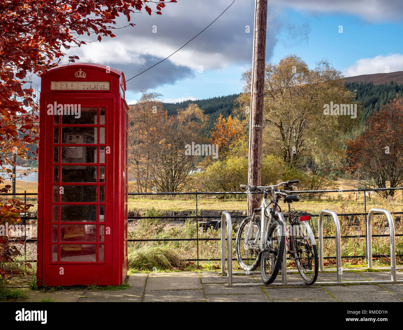 Fahrrad parken Rack neben einer Telefonzelle, Rannoch Bahnhof, Highland Perthshire, Schottland. Stockfoto