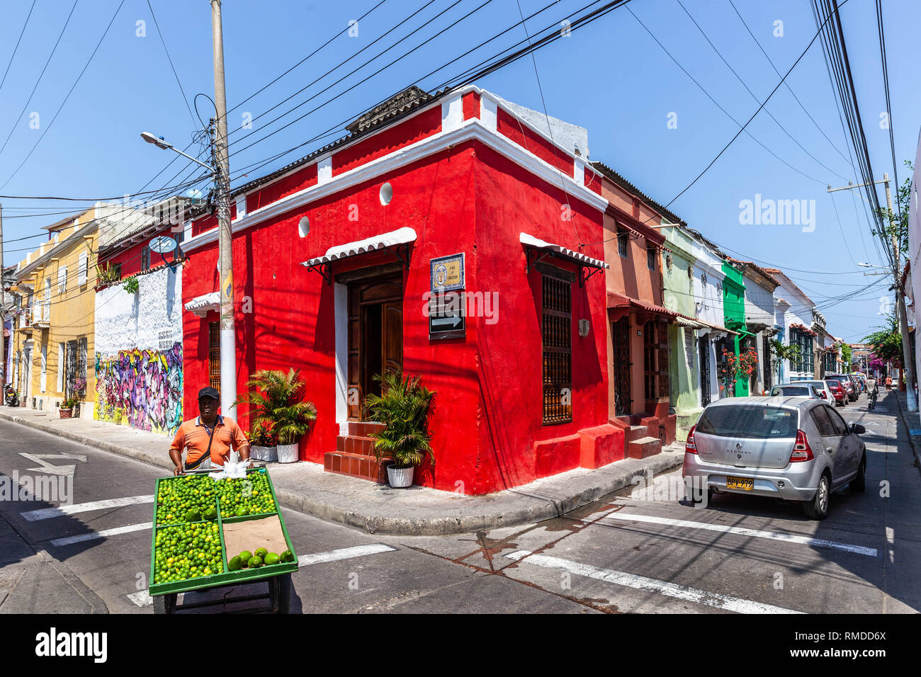 Rotes Haus auf der Ecke der Calle del Carretero und Calle del Espíritu Santo Barrio Getsemaní, Cartagena de Indias, Kolumbien. Stockfoto