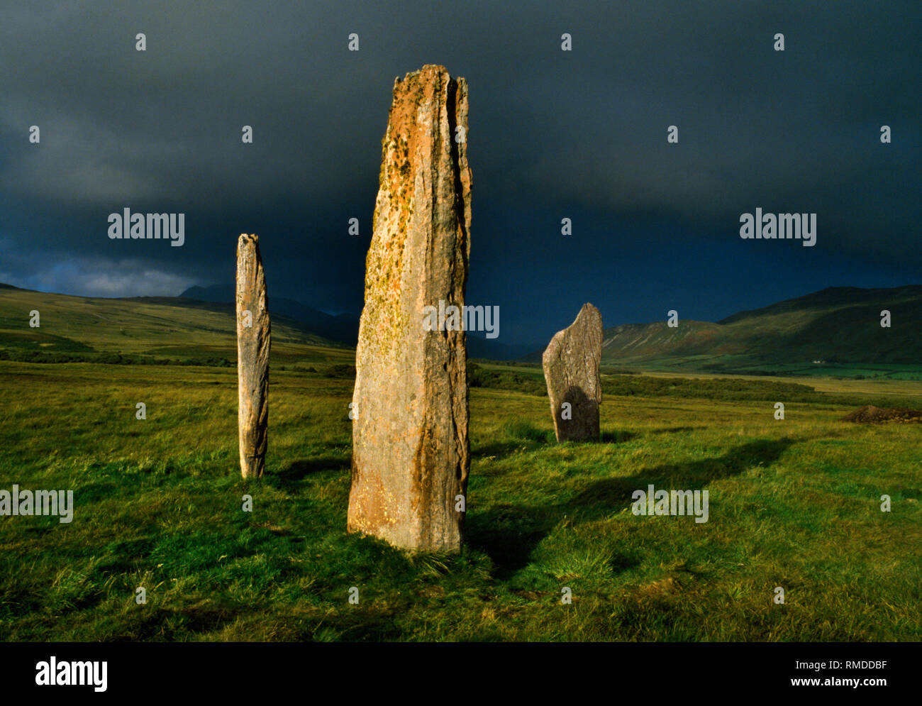 Machrie Moor Steinkreise, Isle of Arran, Schottland, Großbritannien: Drei sandsteinplatten von Circle II NE auf den Gipfel des Ziege fiel auf der Suche (hinter dem Zentrum Stein). Stockfoto