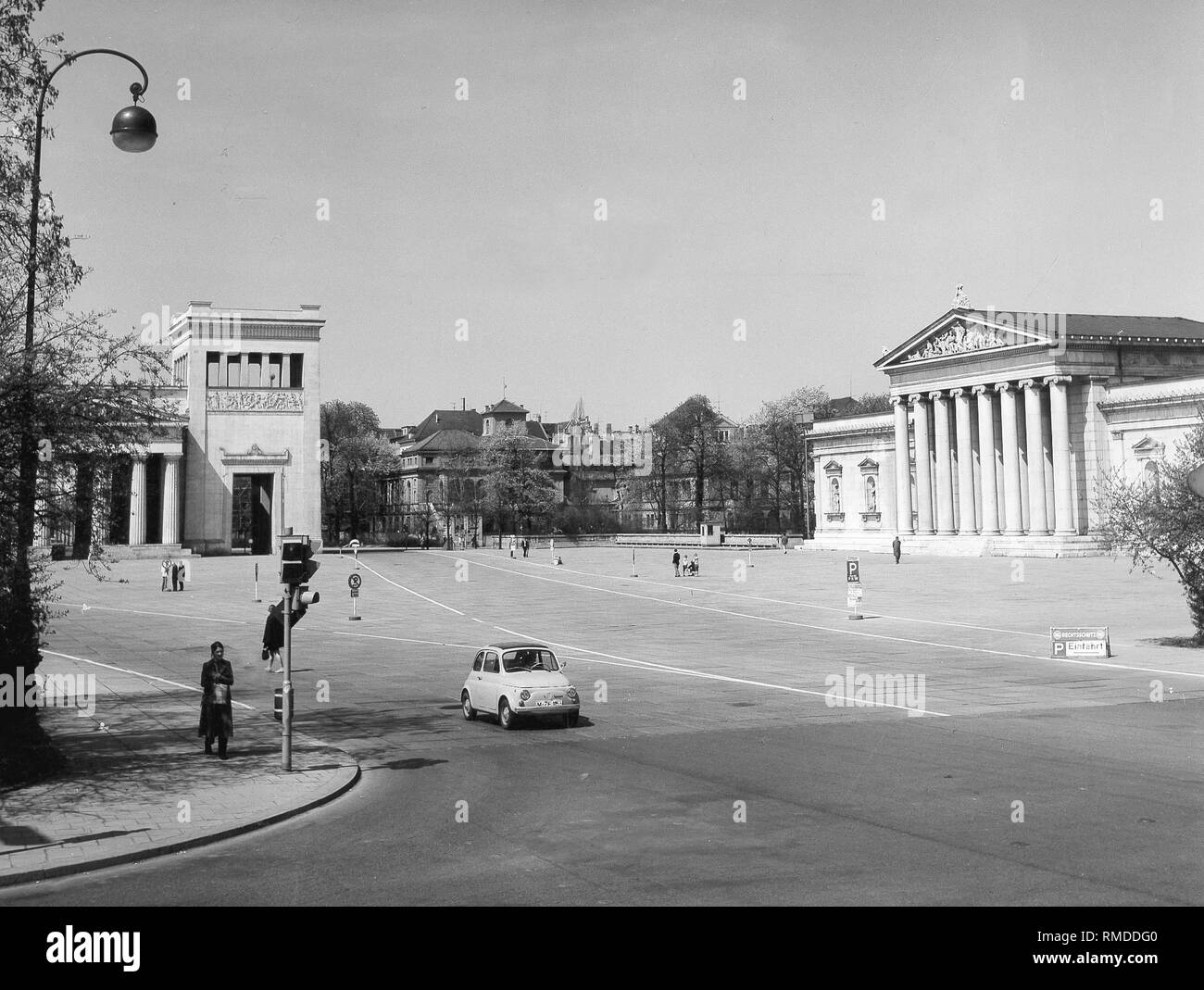 Der Königsplatz in München, auf der linken die Propyläen auf der rechten Seite das Gebäude der Glyptothek. Stockfoto