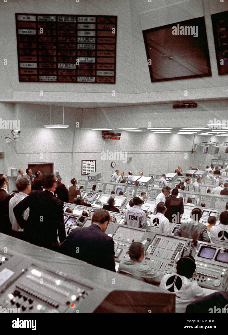 Die Bodenmannschaft im Kontrollraum 2 Kennedy Space Center bei Start von Apollo 14. Apollo 14 war die dritte mondlandung Mission der NASA, das wichtigste Ziel, die wissenschaftliche Forschung der Mondoberfläche durch verschiedene Experimente durchzuführen. Stockfoto