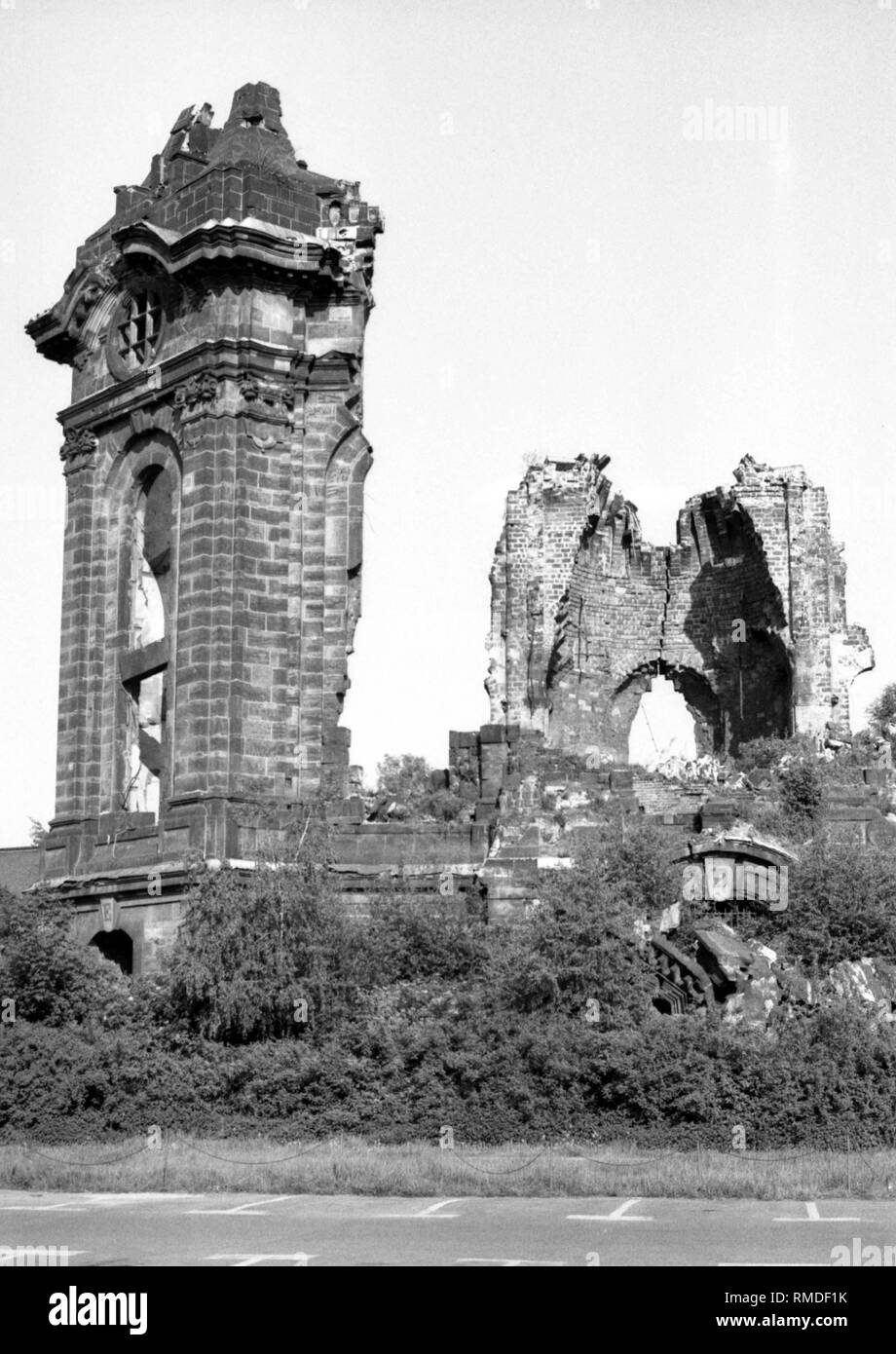 Die Ruine der Frauenkirche auf dem Neumarkt in Dresden, die durch einen Luftangriff im Februar 1945 zerstört wurde. Bis zum Beginn der Rekonstruktion am 4. Januar 1993, es war ein Mahnmal gegen Krieg und Gewalt. Stockfoto