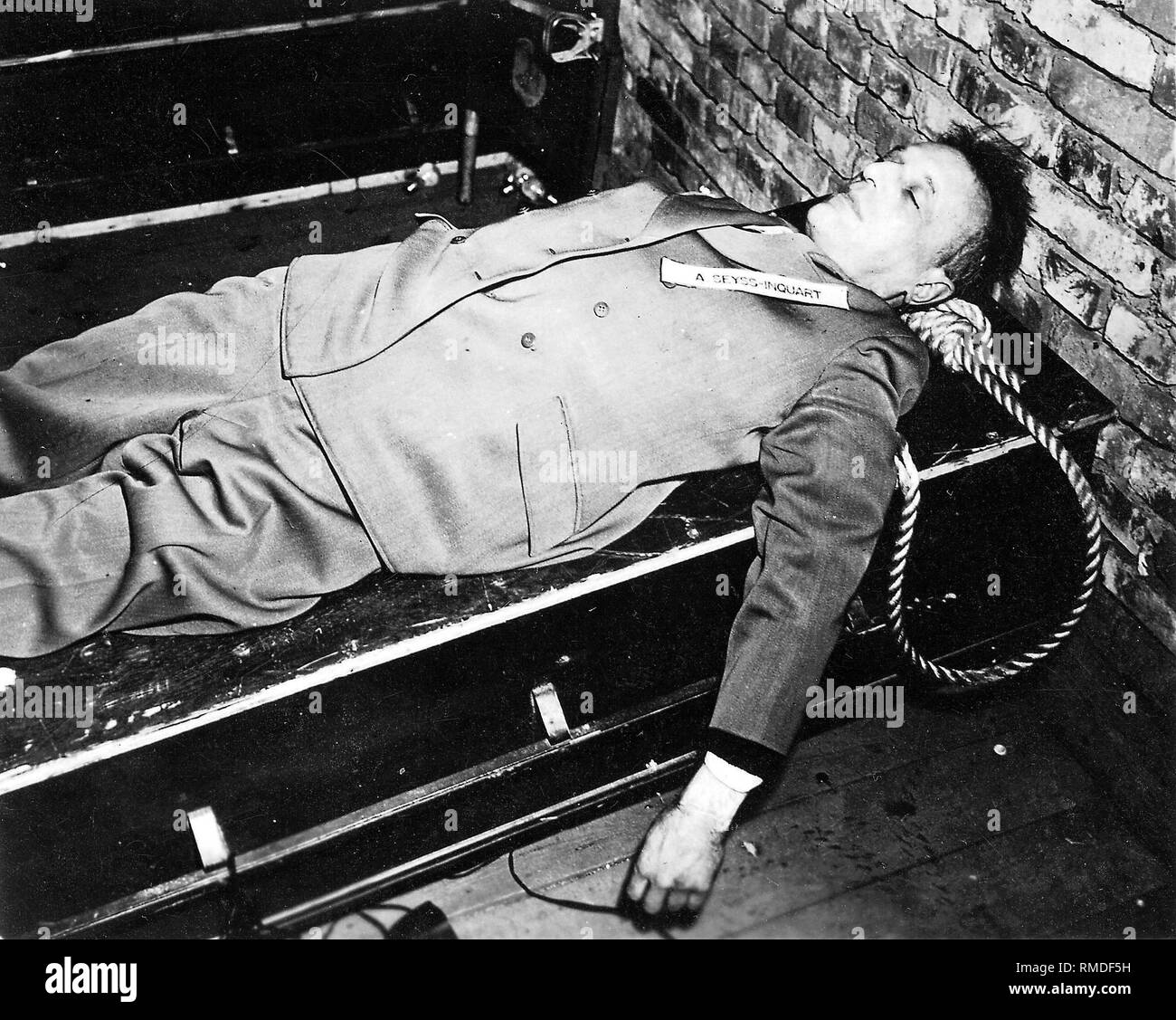 Reichsstatthalter Arthur Seyß nach seiner Hinrichtung durch Erhängen am 16. Oktober 1946 in Nürnberg (Nürnberger Prozesse). Stockfoto