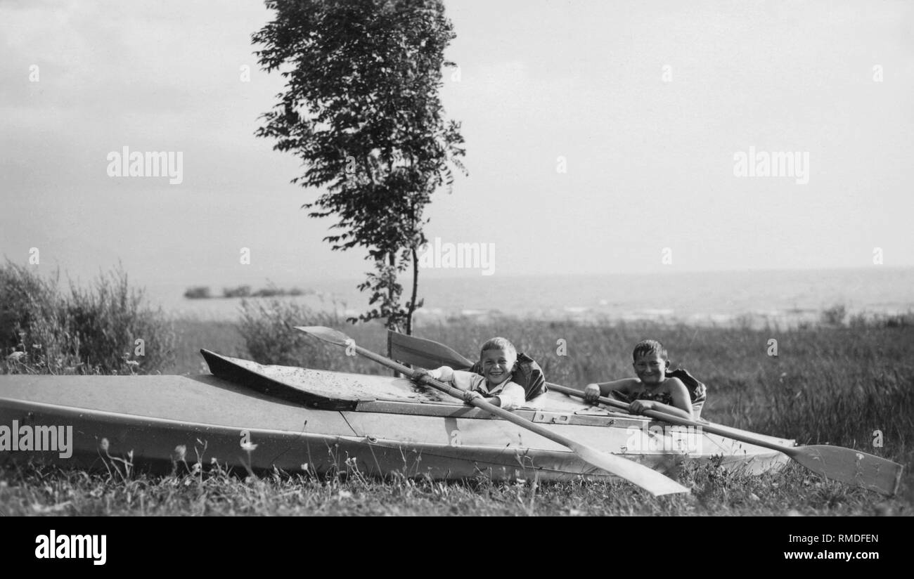 Zwei Jungen in ein Tretboot am Chiemsee. Stockfoto