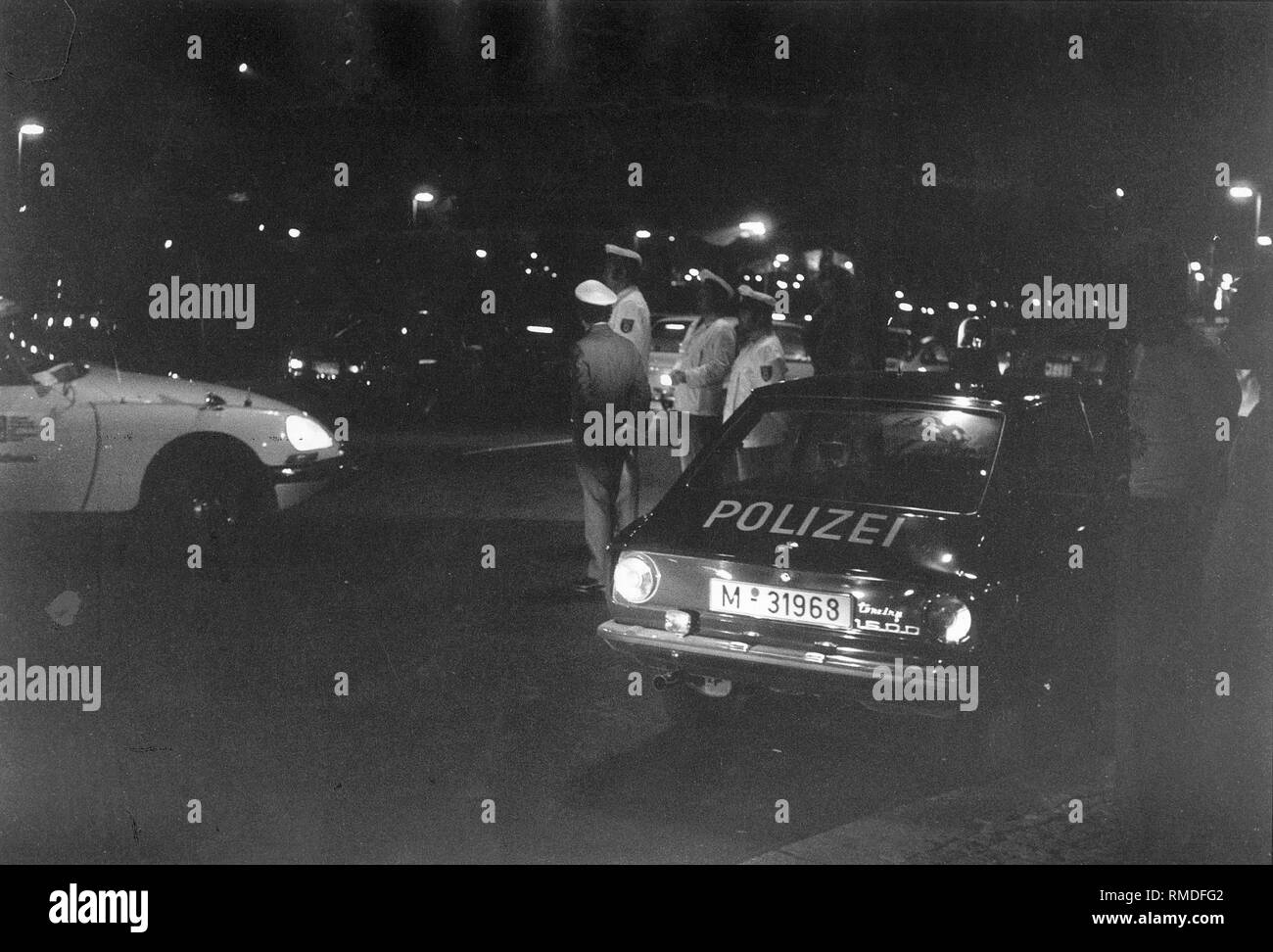 Olympischen Spiele, die Olympischen Spiele 1972 in München: strassensperre der Polizei am Abend Der terroristische Angriff auf die Zufahrtsstraße zum Olympischen Dorf am 5. September. Stockfoto