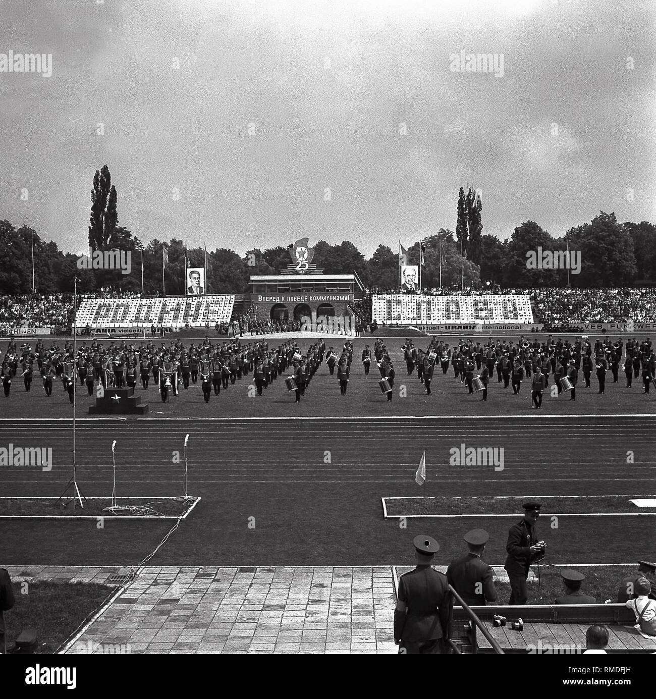 Sowjetische Truppen in ein Sportstadion in Erfurt paradieren. Stockfoto