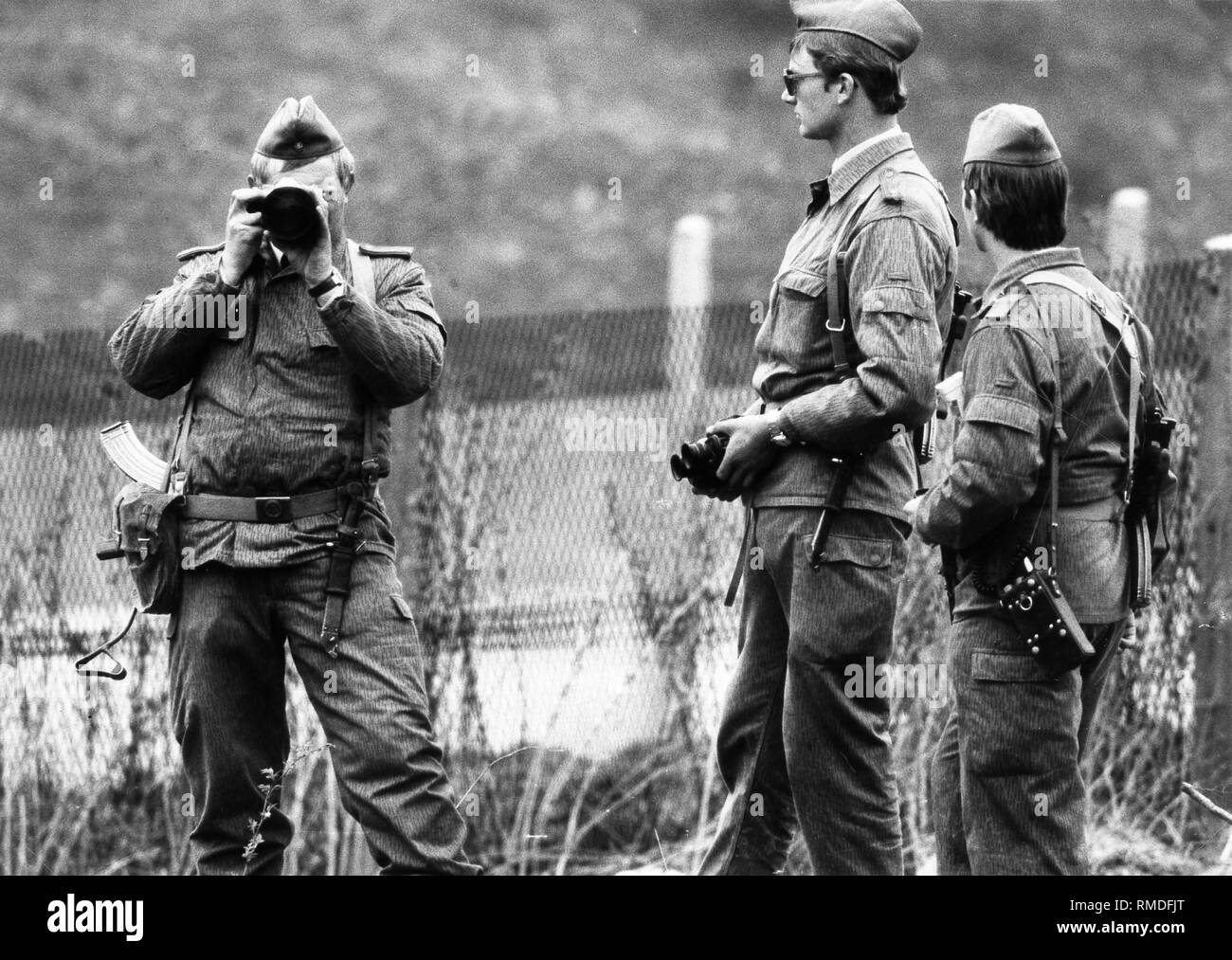 Ddr" Grenzaufklaerer" (Grenze Aufklärung Truppen) nehmen Sie Fotos in der gesamten Bundesrepublik. Stockfoto