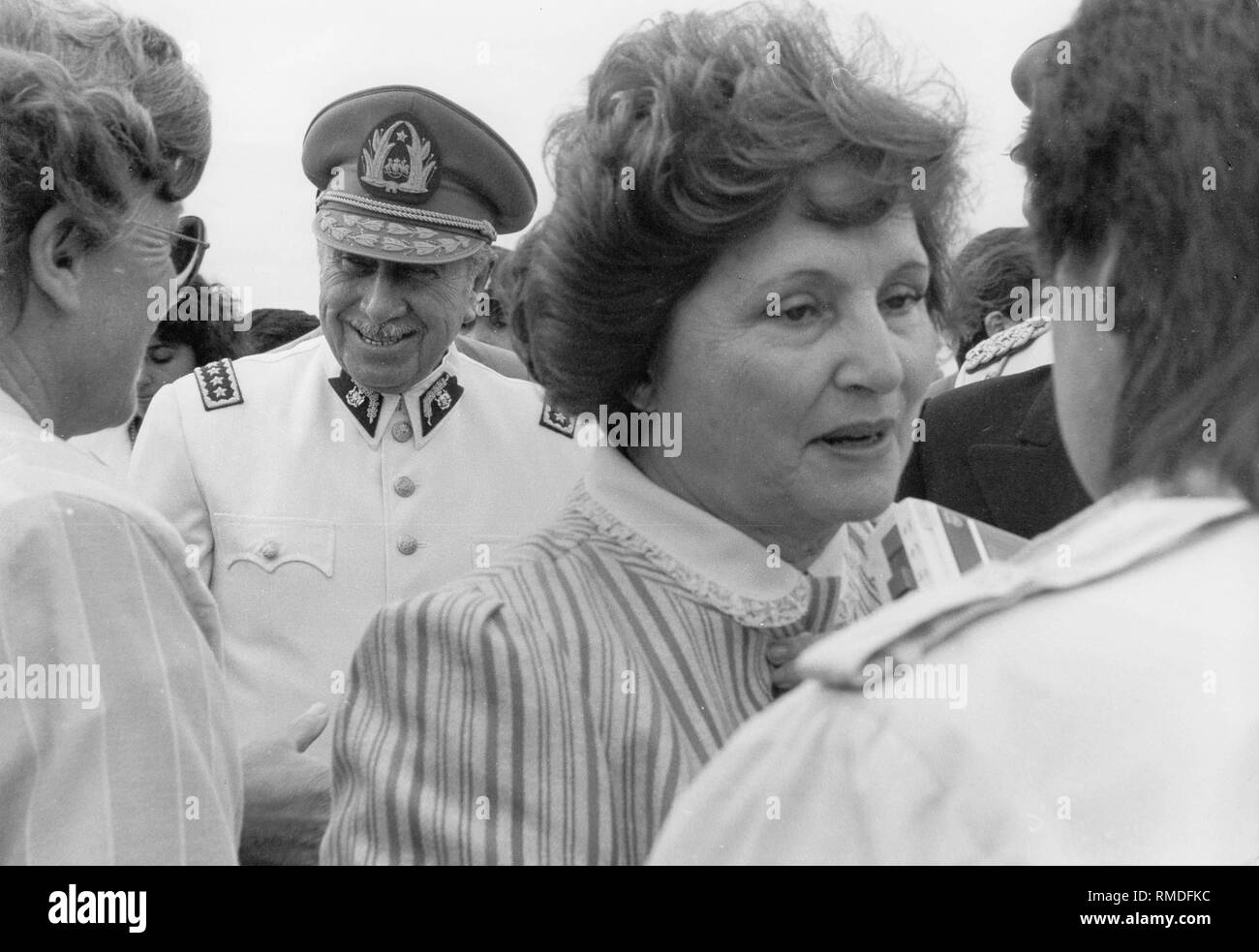General Augusto Pinochet, der vor ihm seine Frau Lucia Hiriart de Pinochet, am 02.03.1988. Stockfoto