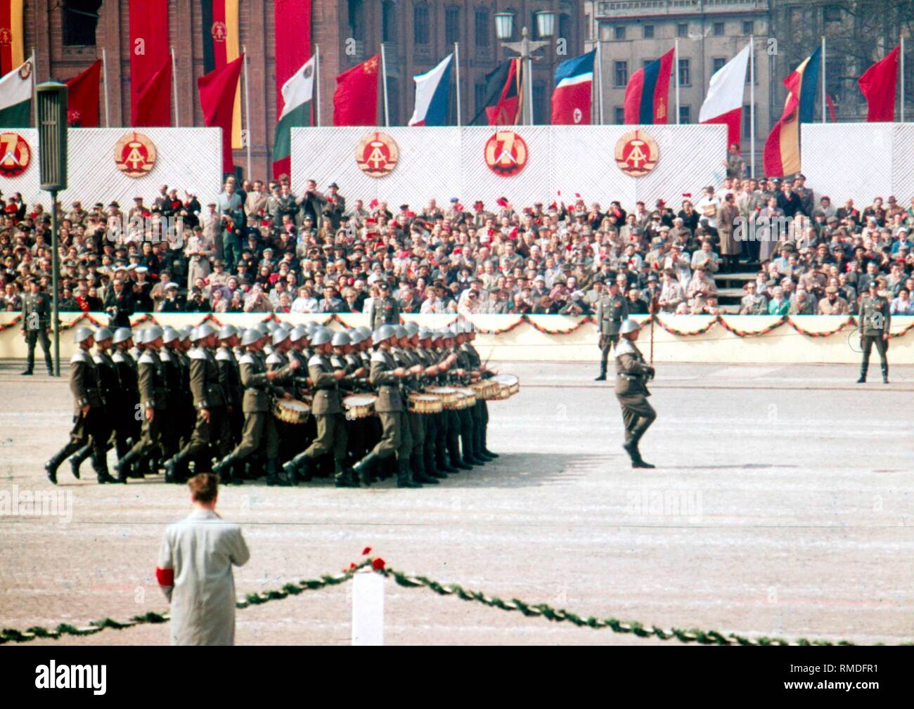 Militärische Zeremoniell am militärischen Parade der Nationalen Volksarmee (NVA) am 1. Mai 1959 auf dem Marx-Engels-Platz in Ost-Berlin. Stockfoto