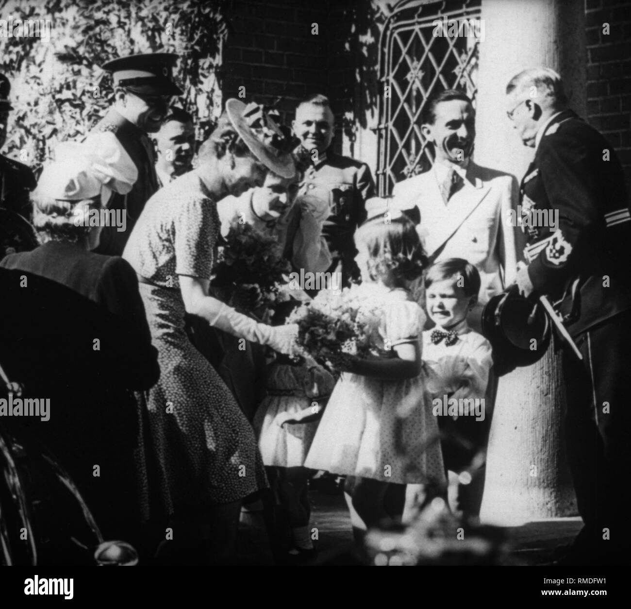 Joseph Goebbels und seine Frau Magda Goebbels und ihre Kinder willkommen die jugoslawische Prince Regent Paar in Schwanenwerder. Von rechts nach links: Staatssekretär Otto Meissner, Joseph Goebbels, Magda Goebbels, Kronprinz Paul von Jugoslawien und Prinzessin Olga. Stockfoto