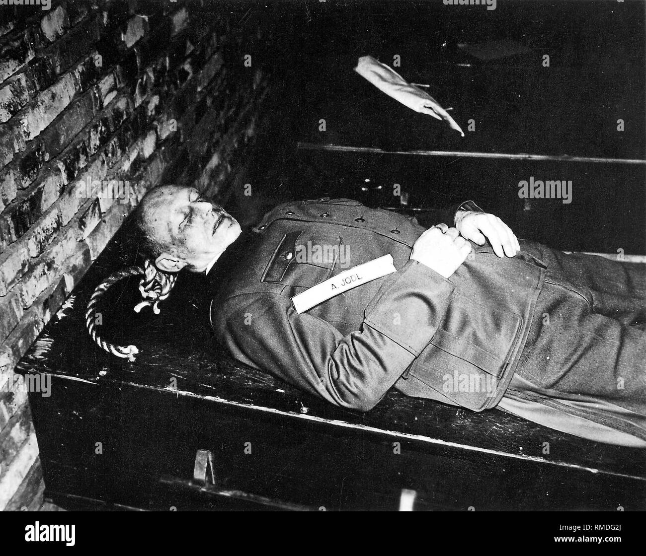 Generaloberst Alfred Jodl nach seiner Hinrichtung durch Erhängen am 16. Oktober 1946 in Nürnberg (Nürnberger Prozesse). Stockfoto