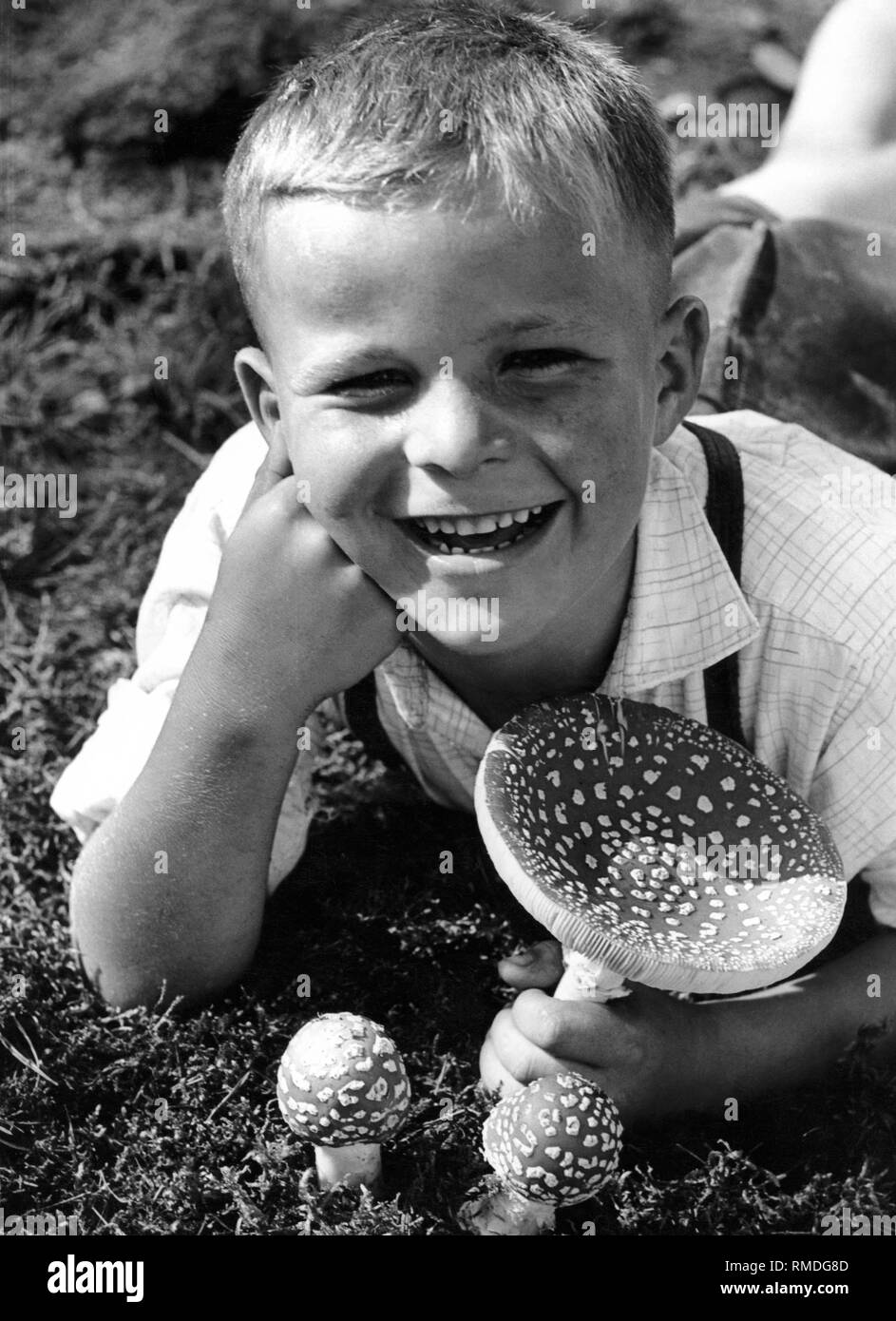 Junge mit Fly agaric, 50 s Stockfoto