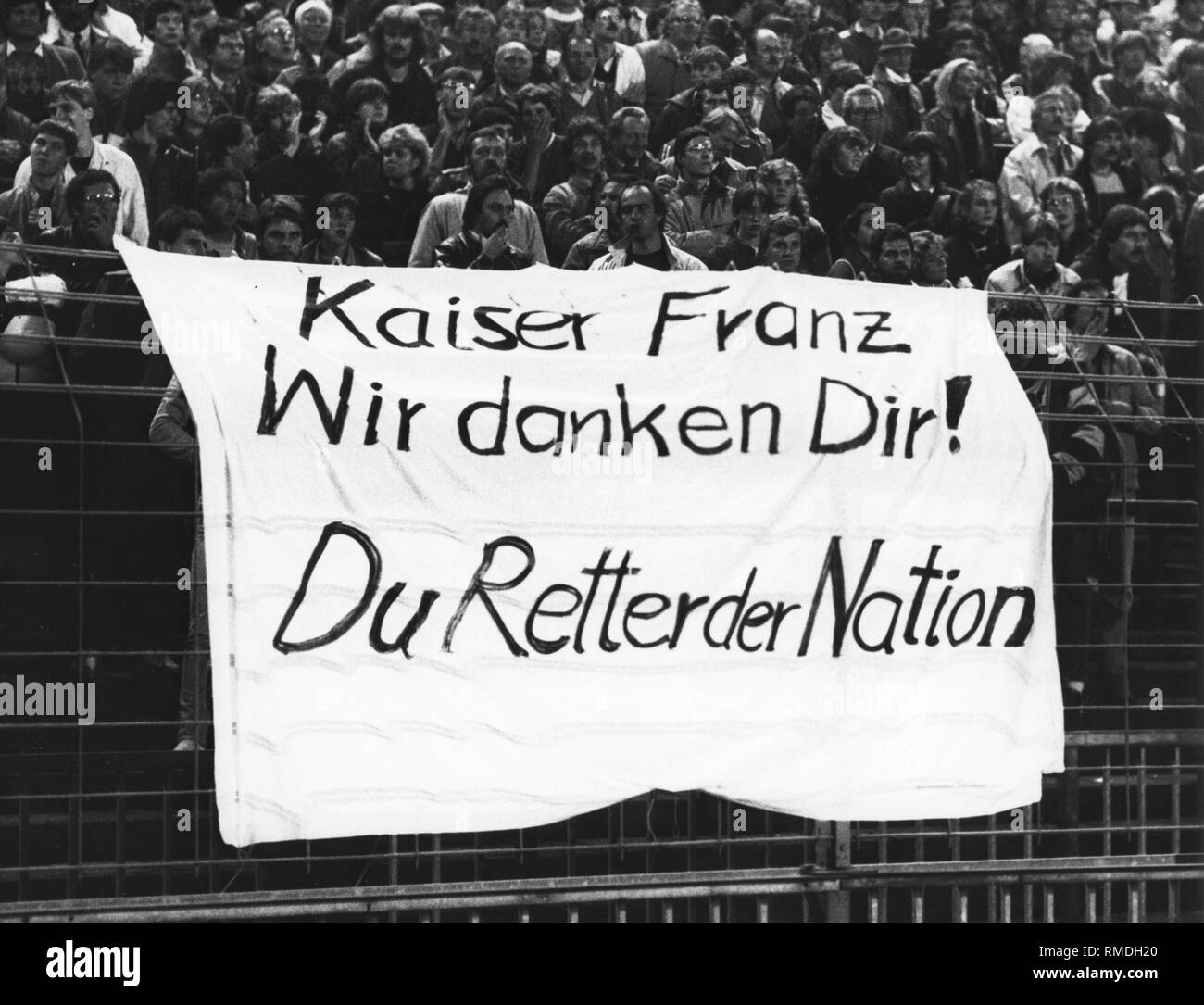 Nachfolger von Franz Beckenbauer haben ein Banner auf das Stativ mit der Inschrift "Kaiser Franz, Wir danken Ihnen! Sie Retter der Nation" vor seinem Debüt als Bundestrainer. Stockfoto