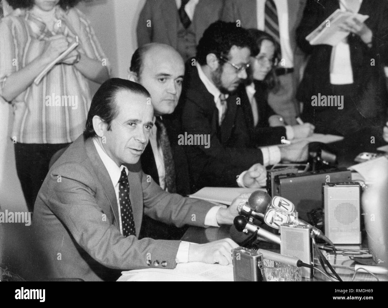 Andres Zaldivav (links), Führer der verbotenen Christdemokratische Partei Chiles auf einer Pressekonferenz in Santiago. Stockfoto