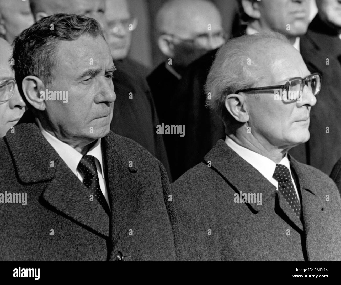 Erich Honecker und dem sowjetischen Außenminister Andrej Gromyko während der Feierlichkeiten zum 35. Jahrestag der DDR in Ost-Berlin. Stockfoto