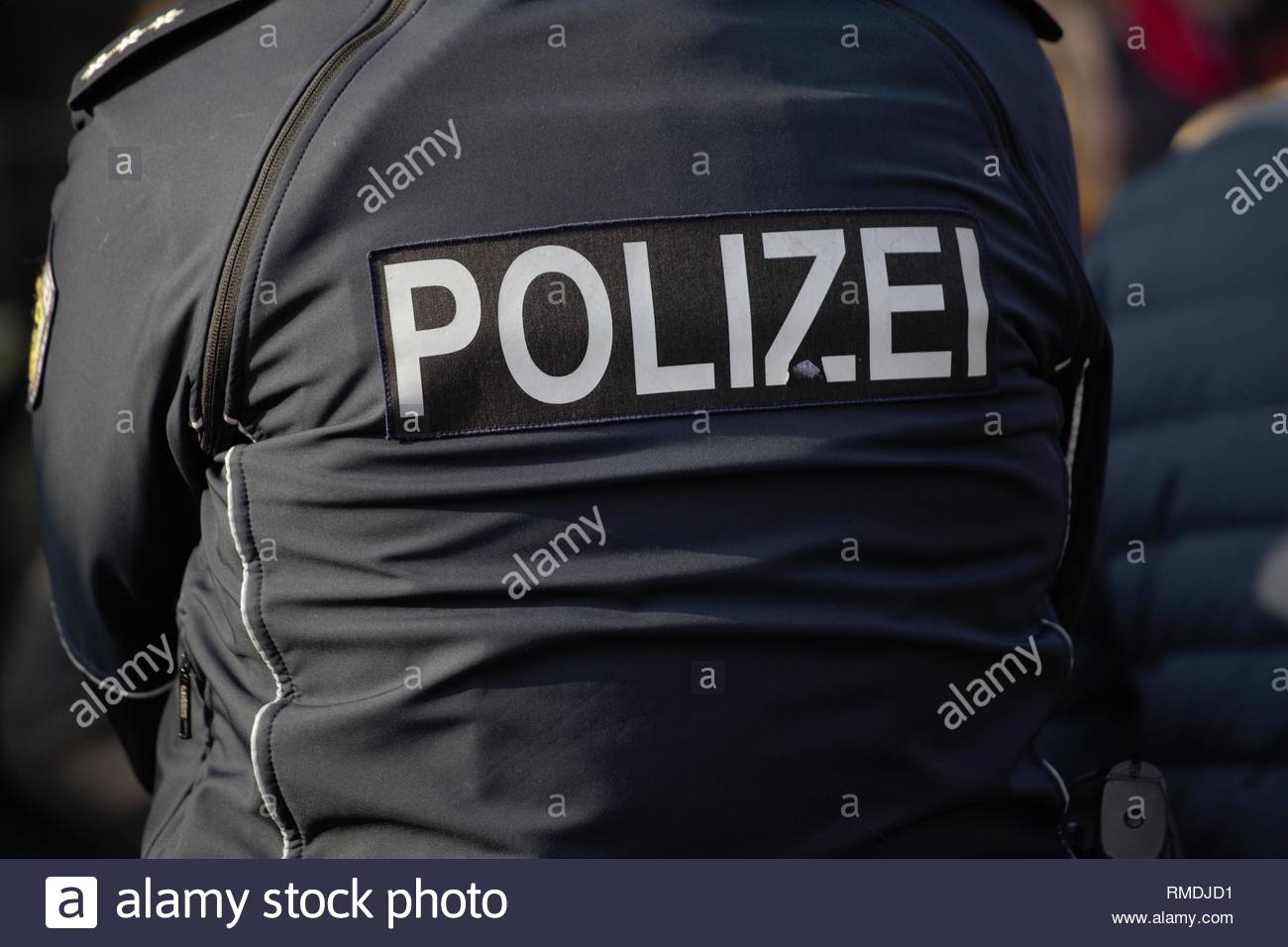 Das Wort Polizei auf Jacke ist ein Polizist in Bayern geschrieben, Deutschland Stockfoto