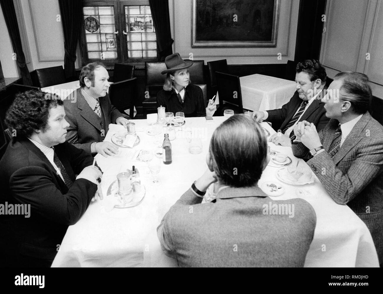 (Rechts) Stellvertretender Links Editor-in-Chief Karsten Peters, Staatssekretär Erich Kiesl, AZ editor Anneliese Friedmann, der CSU-Vorsitzende Franz Josef Strauß, Chefredakteur Udo Flade und (mit dem Rücken zur Kamera) AZ Geschäftsführer Karl Gnatz, für den Austausch von Ideen in privater Atmosphäre im Weinhaus Schwarzwaelder in München trafen. Stockfoto