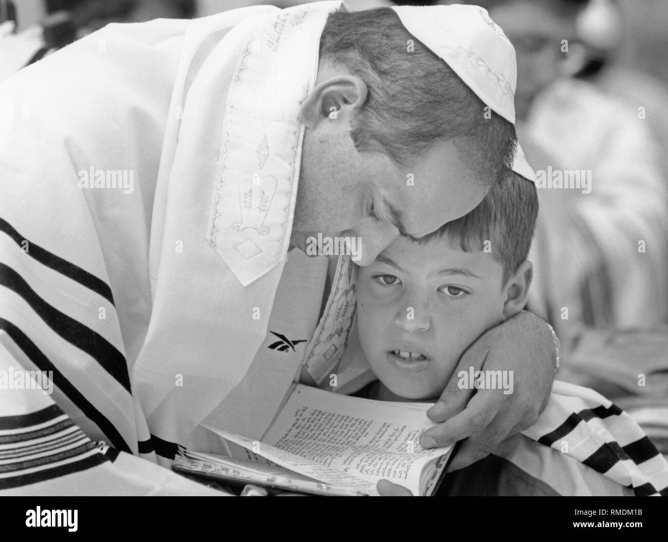 Ein Mann und ein Kind beten an der Klagemauer in Jerusalem. Stockfoto