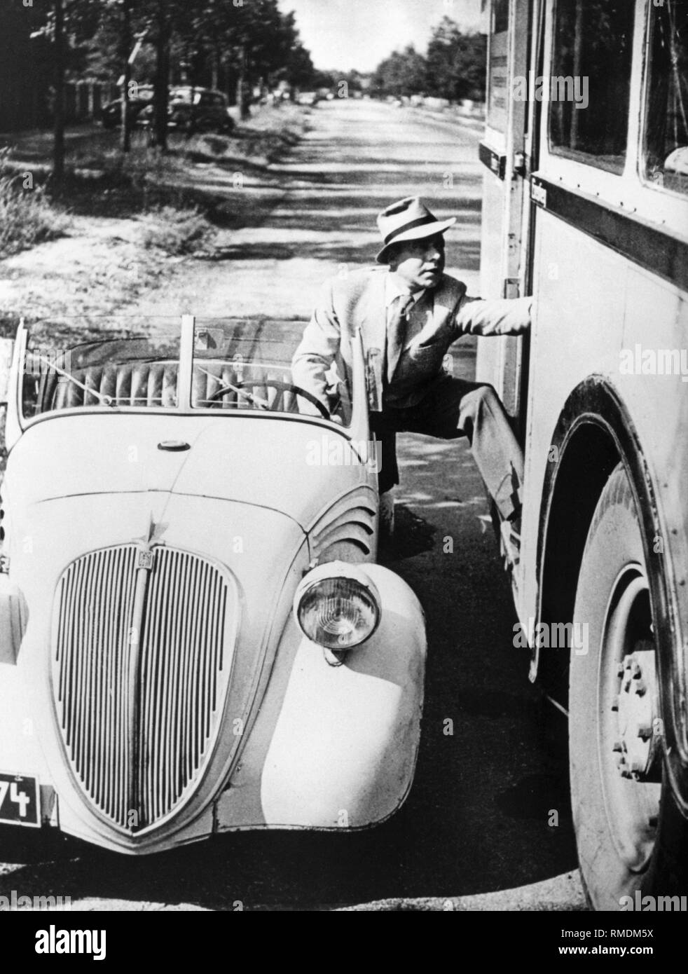 Heinz Ruehmann als Zeitungsreporter Peter Krueger in "Ich mach dich gluecklich', unter der Regie von Sandor Szlatinay. Der Film ist ein Umschreiben der ungarische Film "Boldogga teszlek' aus dem Jahr 1944. Stockfoto
