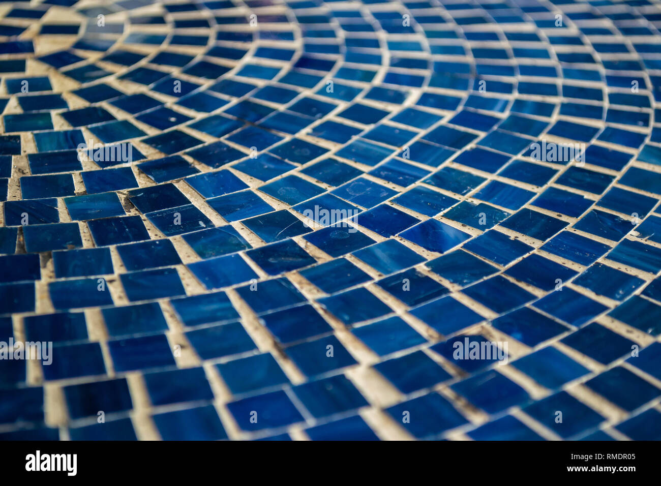 Kleine blaue Mosaikfliesen in einem kreisförmigen Muster Stockfoto
