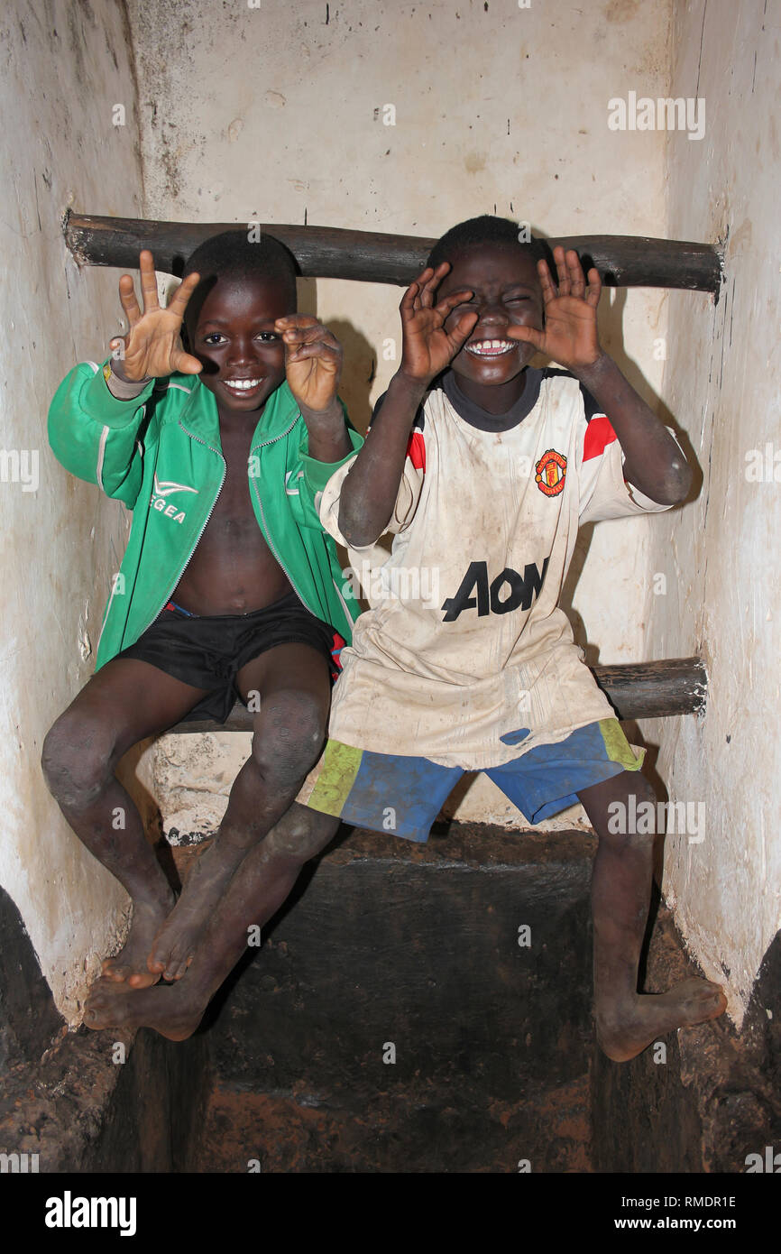 Freche ghanaischen Jungen vorgibt furchtsamen Löwen zu werden. Stockfoto