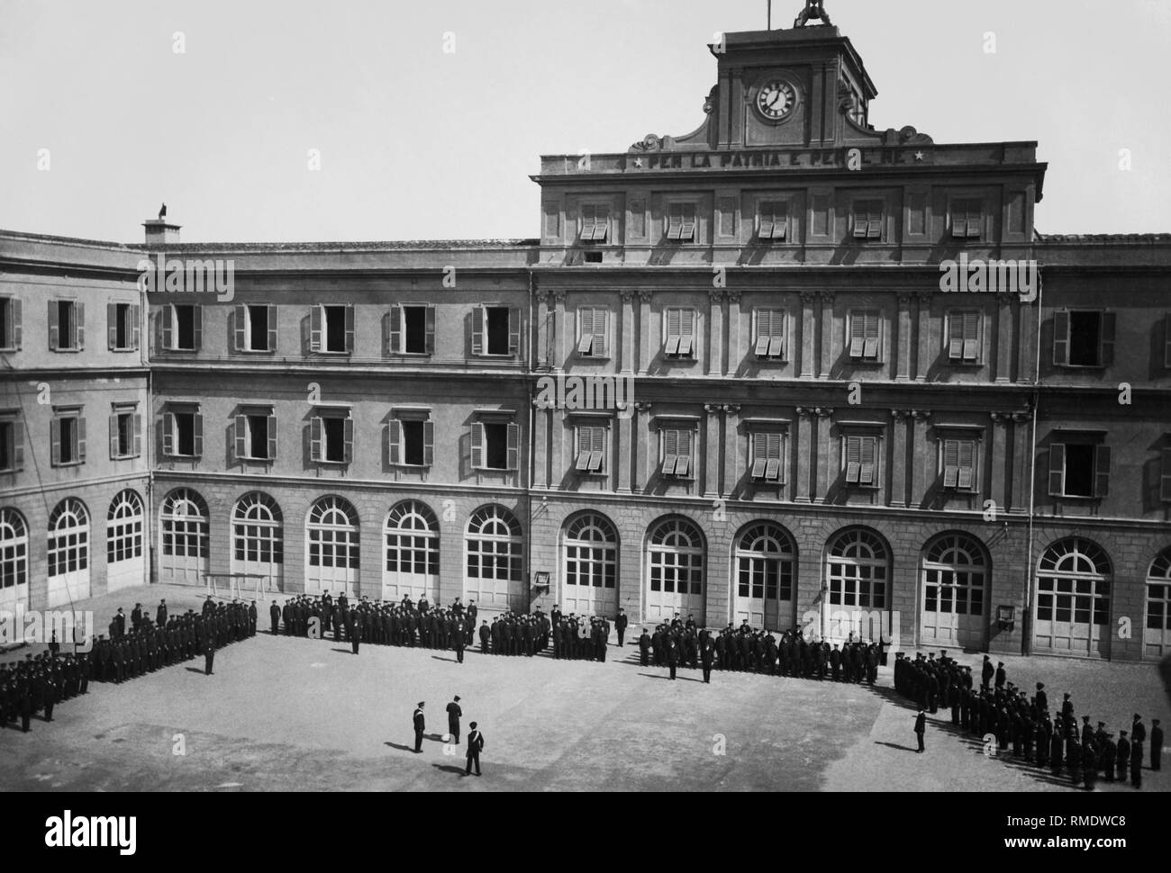 Europa, Italien, Toskana, Livorno, Ansicht der Naval Academy mit Kadetten in der Piazzale della Regia, 1920-30 Stockfoto