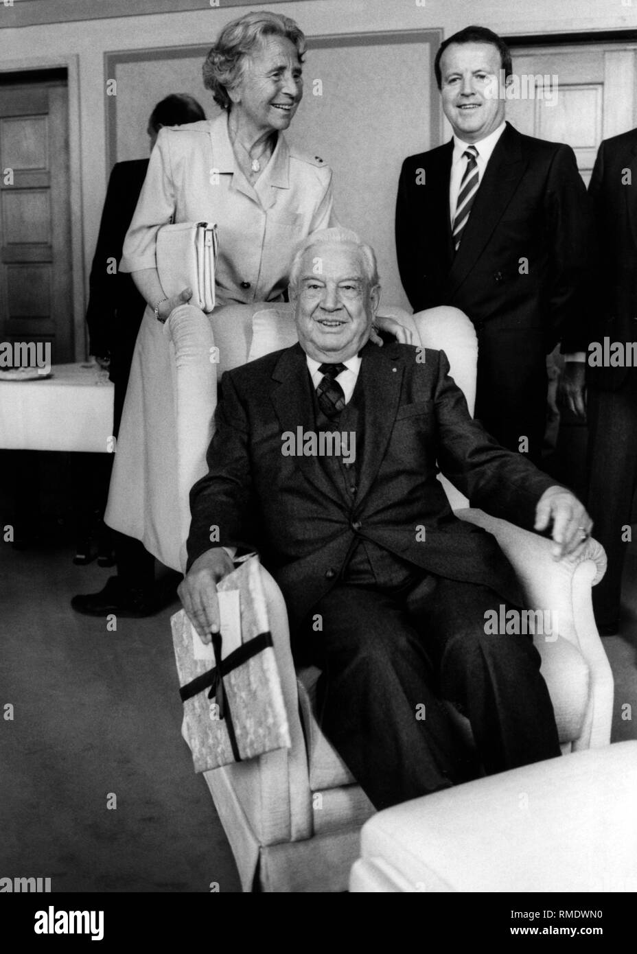 Die bayerischen Politiker Alfons Goppel (vorne) und seine Frau Gertrud Goppel (hinten links). Am Recht, Gerold Tandler. Stockfoto