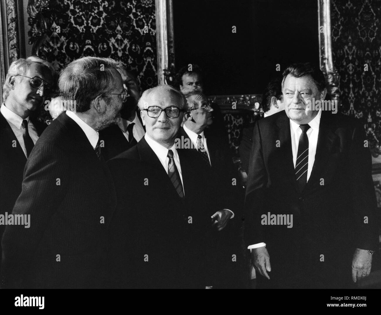 Erich Honecker und Franz Josef Strauß von anderen Menschen in der Reichen Zimmer der Residenz München begleitet. Links, Edmund Stoiber. Stockfoto