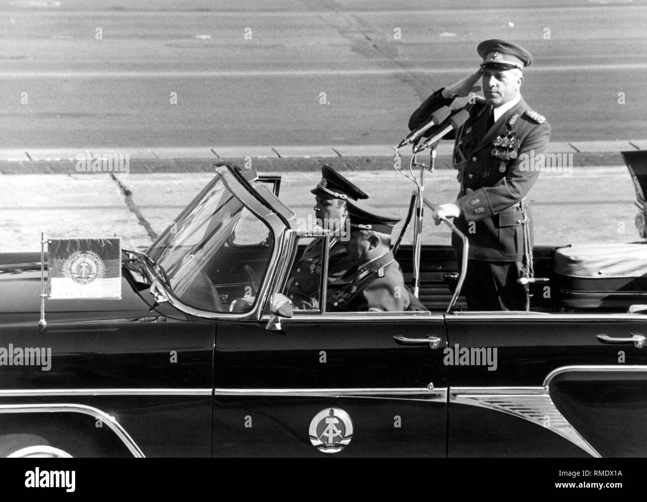 Militärparade zum 30. Jahrestag der DDR in der Karl-Marx-Allee im Osten von Berlin, Stellvertretender DDR-Verteidigungsminister Generaloberst Horst Stechbarth Berichte an die Parteiführung. Stockfoto