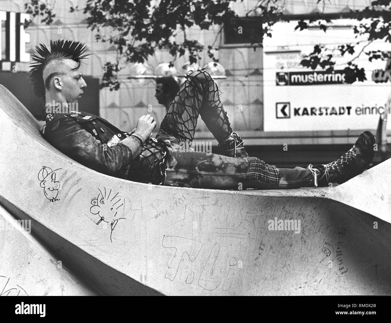 Punk in der Innenstadt von Dortmund, im Sommer 1984. Stockfoto