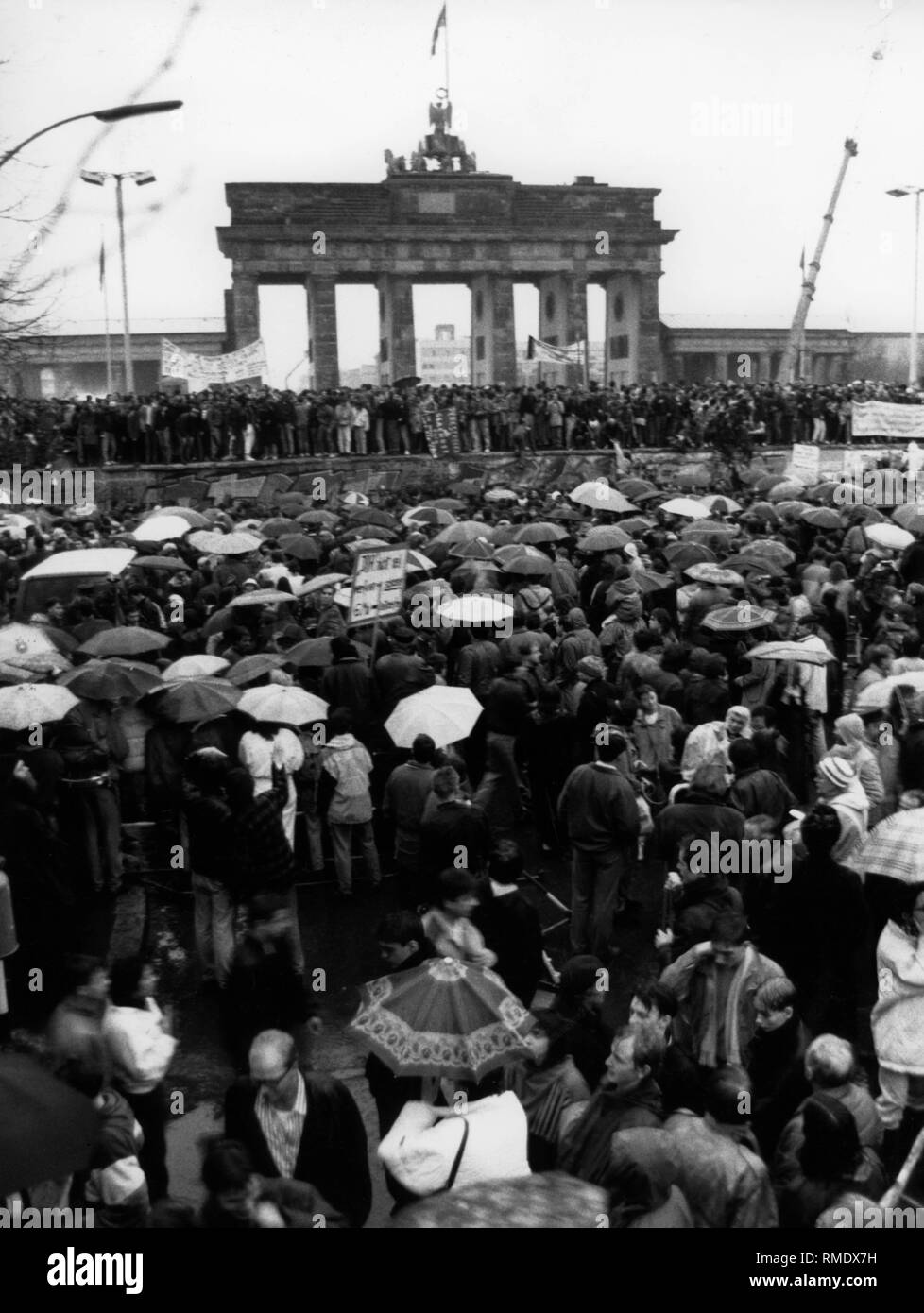 Blick auf die Masse vermutlich am Tag der Eröffnung des Brandenburger Tors vor und auf der Berliner Mauer. Stockfoto