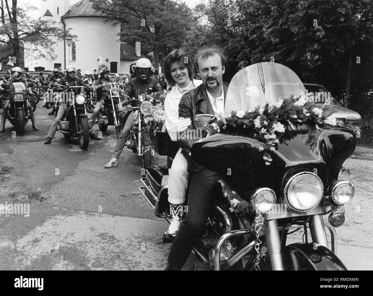 Die Wippe, Thomas und Ingrid Boehland nach ihrer Kirche Hochzeit auf ihren Motorrädern. Stockfoto