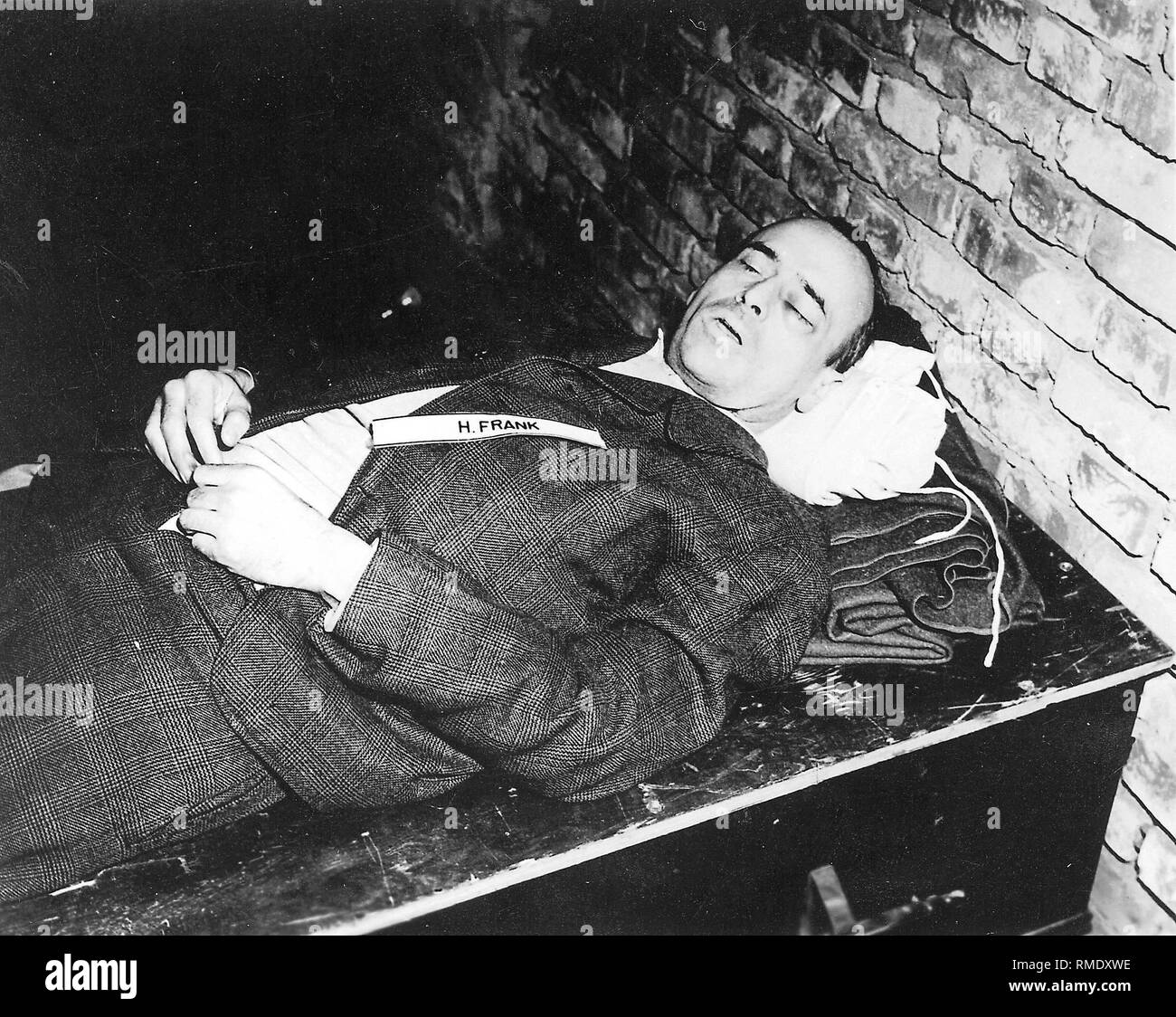 Reichsminister Hans Frank nach seiner Hinrichtung durch Erhängen am 16. Oktober 1946 in Nürnberg (Nürnberger Prozesse). Stockfoto