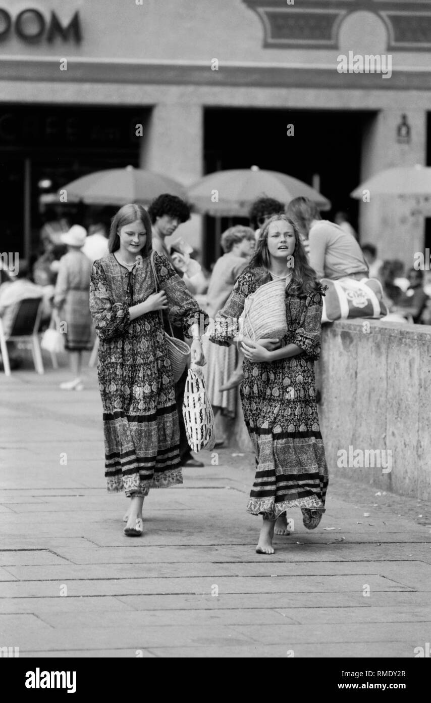 Zwei Frauen zu Fuß durch die Fußgängerzone im Zentrum von München. Stockfoto