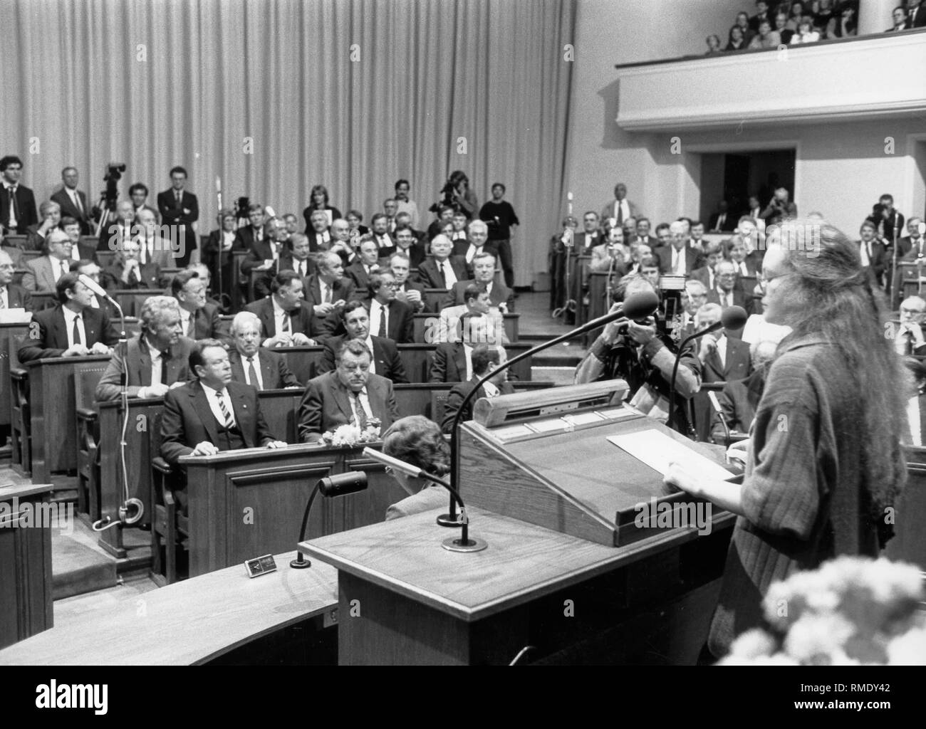 Margarete Bause bei einer Rede im Bayerischen Landtag. In der ersten Reihe in der Mitte, der Bayerische Ministerpräsident Franz Josef Strauss, rechts neben ihm, Gerold Tandler. Stockfoto