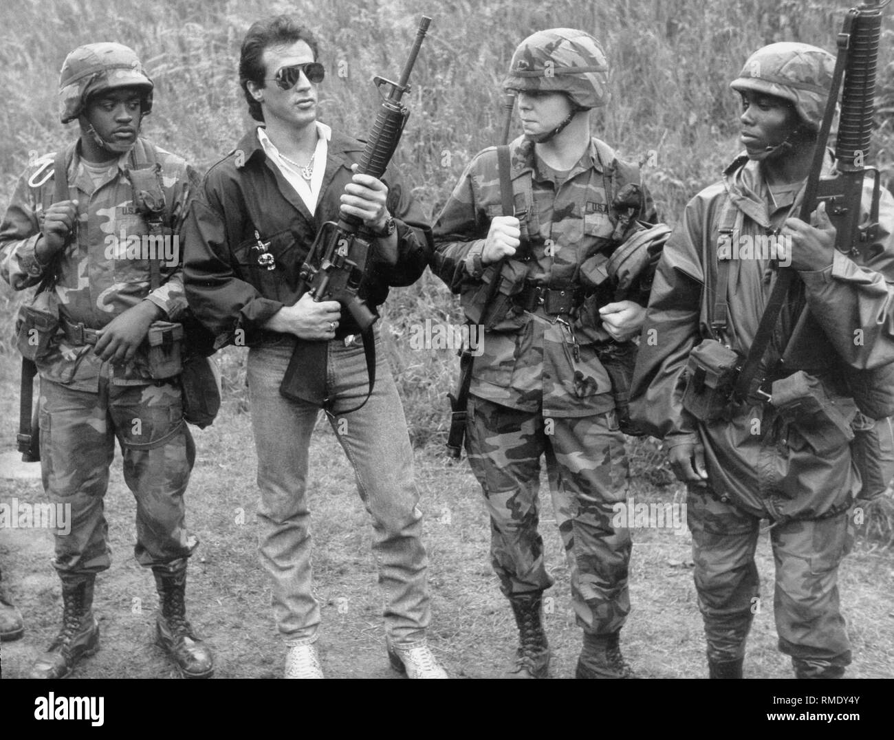 Der Schauspieler Sylvester Stallone Besuche amerikanischer Truppen in Berlin und erscheint, unter anderem mit einer M-16 Sturmgewehr. Stockfoto