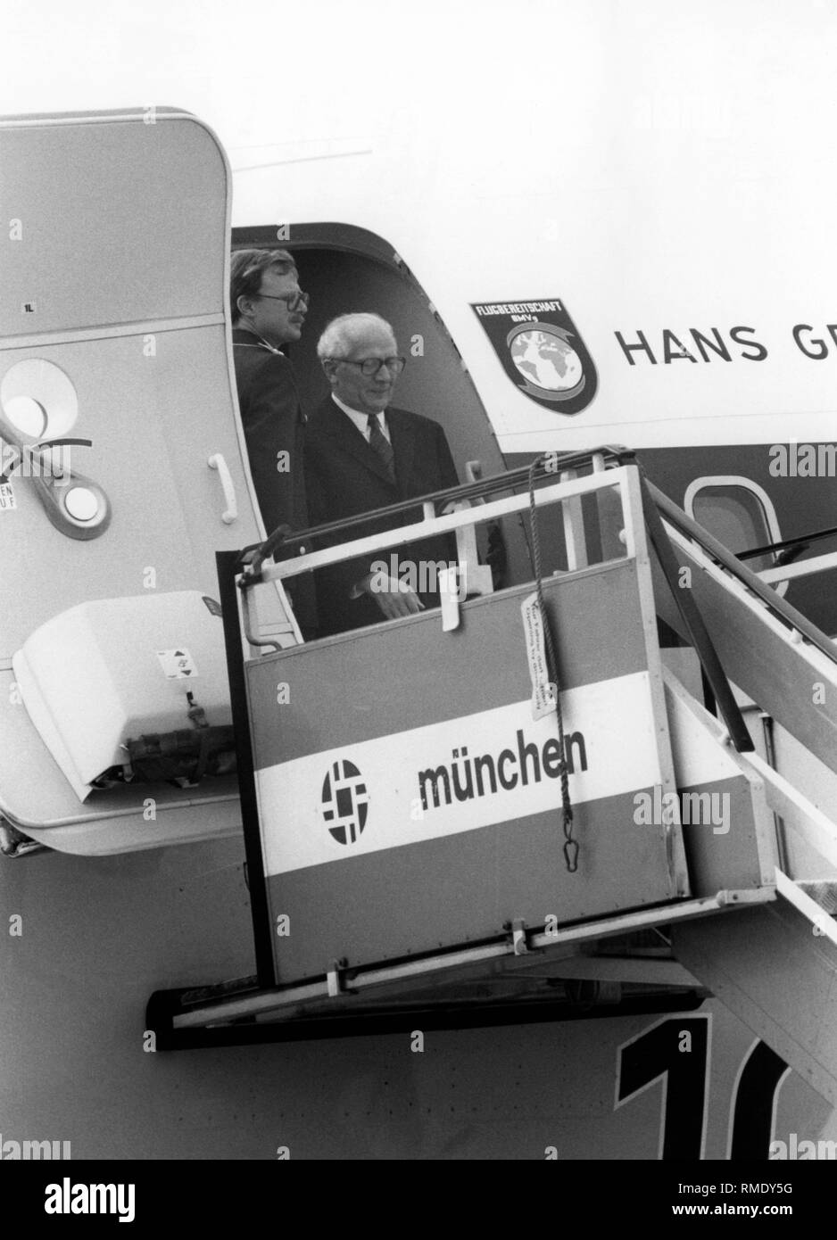 Ddr-Vorsitzender Erich Honecker Ankunft auf dem Flughafen in München-riem. Stockfoto